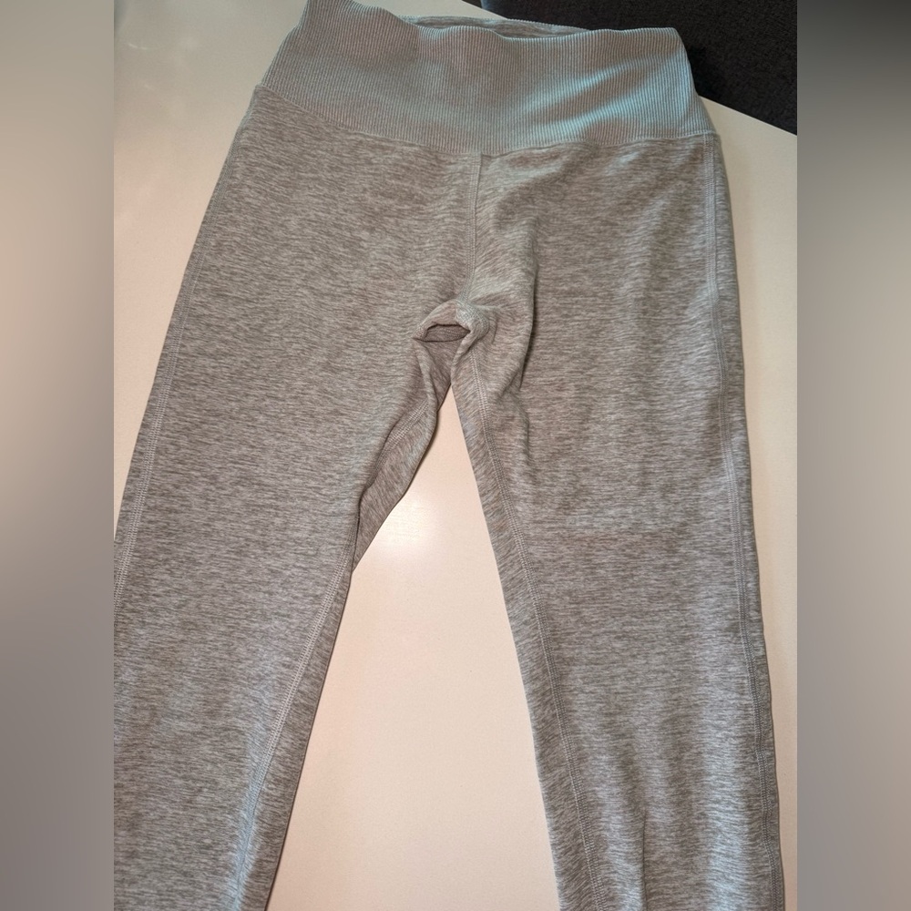 Alo leggings - gentle use. Very good condition, softer material.